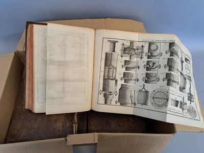 un livre ouvert posé dans une boîte sur une table