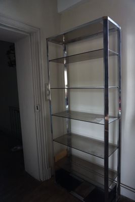 une étagère en verre dans un coin de la pièce