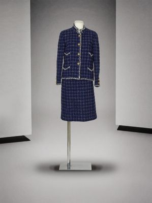 Cette image peut représenter un mannequin et un manteau posé sur un portant.