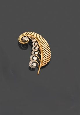 une paire de boucles d'oreilles à clip en diamant et or