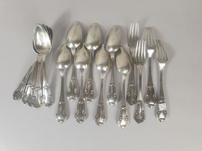 beaucoup de cuillères en argent et de cuillères sur la table