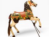 cheval en bois sur fond blanc, avec un fond blanc