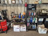 Il y a de nombreux types d'outils différents dans ce garage.