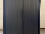 une photo d'une armoire métallique noire dans un garage