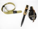 un couteau, une ceinture et un couteau posés sur une surface blanche