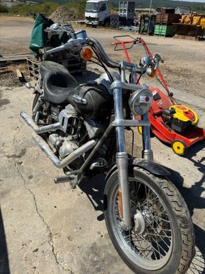 une moto garée sur le côté de la route