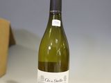 une bouteille de vin posée sur une table