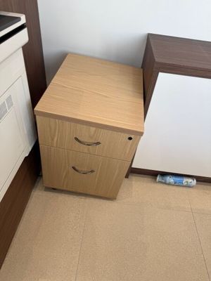 une petite cuisine équipée d'un réfrigérateur et d'une petite table