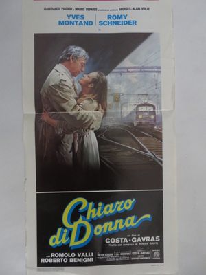 L'affiche du film « Chiara di Donna » est accrochée au mur.