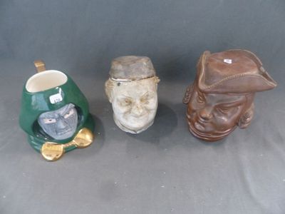 Trois types différents d'objets en poterie sont exposés sur une surface grise