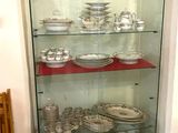 une vitrine en verre contenant de nombreux plats