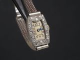 un gros plan d'une montre dont le cadran est orné de diamants