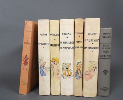 Plusieurs livres sont alignés sur une surface grise, sur fond gris
