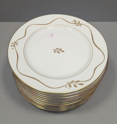 une pile de six assiettes ornées de bordures dorées