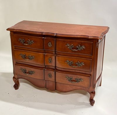 une commode en bois surmontée de quatre tiroirs