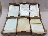 plusieurs boîtes remplies de différents types de papier posées sur une table