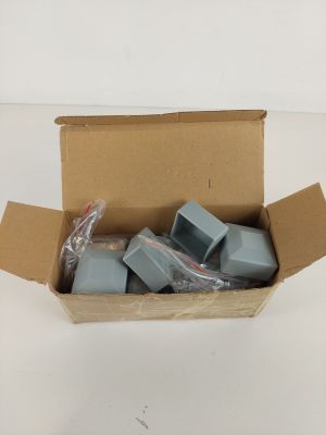 une boîte en carton contenant quelques morceaux de plastique bleu