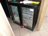 un réfrigérateur noir à deux portes vitrées dans une cuisine