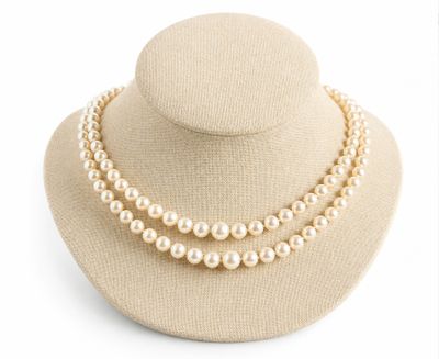 Collier de perles à trois rangs présenté sur un mannequin