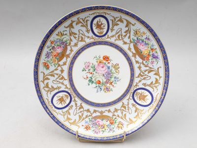 Gros plan sur une assiette ornée de fleurs et d'oiseaux