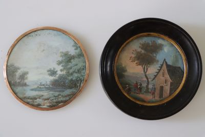 deux tableaux au mur l'un à côté de l'autre