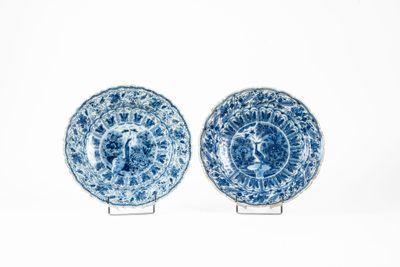 paire d'assiettes bleues et blanches à motifs floraux