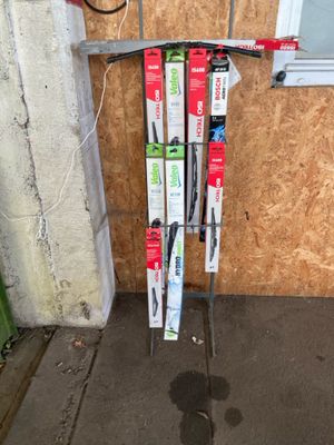 une photo montrant un râtelier de skis et de bâtons devant un immeuble
