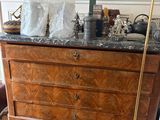 une commode avec un plateau en marbre dans une pièce
