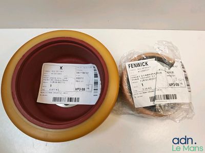 un bol contenant un ticket et un bol contenant un beignet