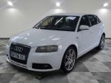 une image d'une voiture audi blanche dans une salle d'exposition