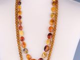 gros plan d'un mannequin portant un collier