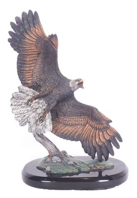 une image représentant une statue d'aigle posée sur un socle noir