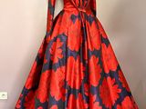 une robe rouge et bleue sur un mannequin, un mannequin, un mannequin, un mannequin, un mannequin, un mannequin, un mannequin, un mannequin, un mannequin, un mannequin, un mannequin, un mannequin, un mannequin, un mannequin, un mannequin, un mannequin, un mannequin, un mannequin, un mannequin, un mannequin, un mannequin, un mannequin, un mannequin, un mannequin, un mannequin, un mannequin, un mannequin, un mannequin, un mannequin, un mannequin, un mannequin, un mannequin, un mannequin, un