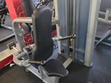 une machine qui se trouve dans une salle de sport
