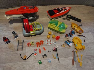 beaucoup de jouets qui traînent par terre