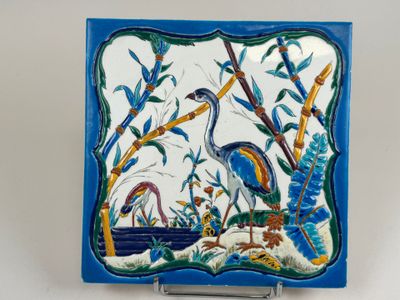 CREIL et MONTEREAU. Carreau en faïence polychrome à décor ém… - Photo 1