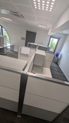 une pièce avec plusieurs box à l'intérieur