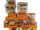 beaucoup de camions miniatures empilés les uns sur les autres