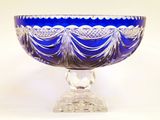 une image représentant un saladier en verre bleu posé sur une table