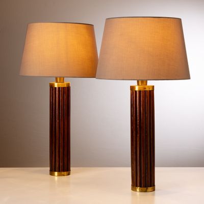 deux lampes posées l'une à côté de l'autre sur une table