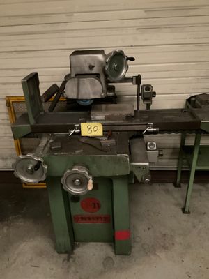 une machine posée sur une table dans un garage