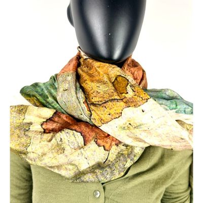 une tête de mannequin avec un foulard autour du cou