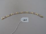 un gros plan d'un bracelet auquel est accrochée une étiquette de prix