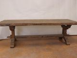 une vieille table en bois posée sur un parquet en bois massif