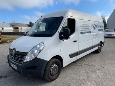 la photo d'une camionnette blanche garée sur un parking