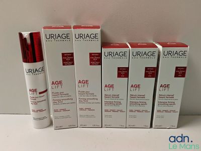 trois flacons de lotion Age Lift d'Uriage posés les uns à côté des autres