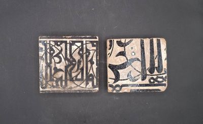 deux carreaux posés sur une table