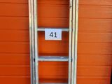 une échelle appuyée contre un mur sur lequel est inscrit le chiffre 41