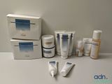 de nombreux types de produits de soins de la peau sur une table