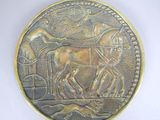 une image représentant une pièce de monnaie sur laquelle figurent un cheval et une calèche